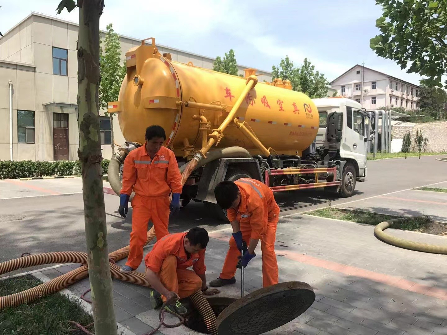 芒市管道疏通车停在窨井附近