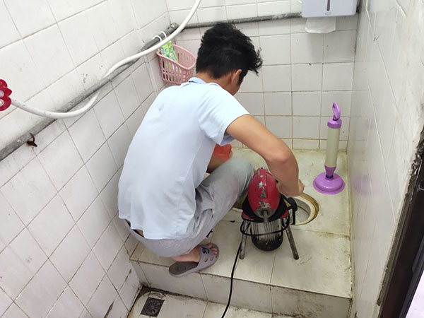 芒市管道堵塞冒臭气 专业师傅现场解决问题