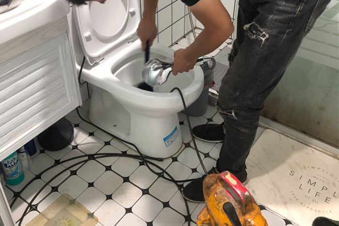 芒市马桶堵塞自己疏通还是找师傅?专业上门服务让你省时更省心